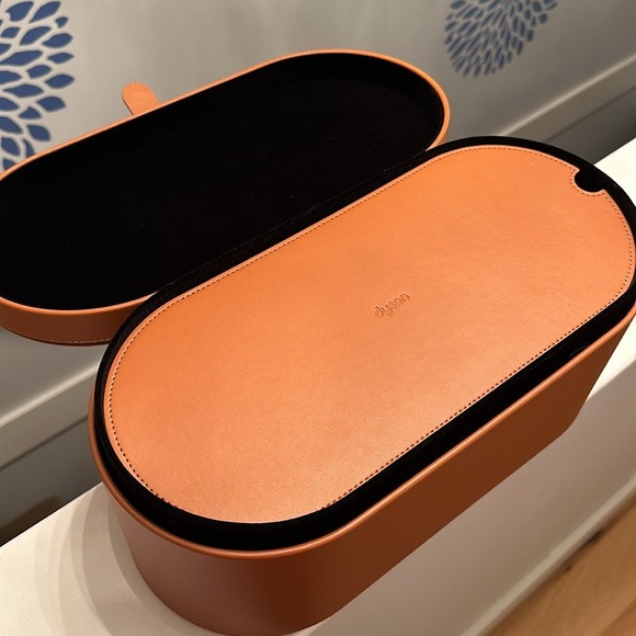 Dyson Airwrap™ multi-styler and dryer - Picture 3 of 5